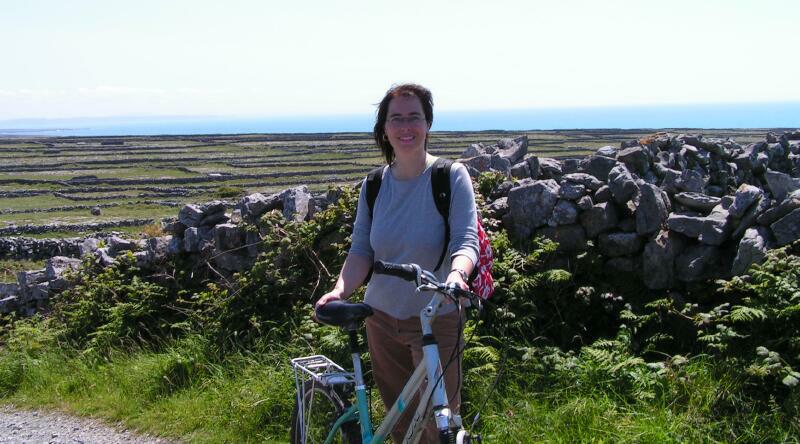 Anja radelt &uuml;ber die Insel Inishmor, eine der Aran Islands im Westen Irlands